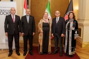 زبانی فراتر از مرزها