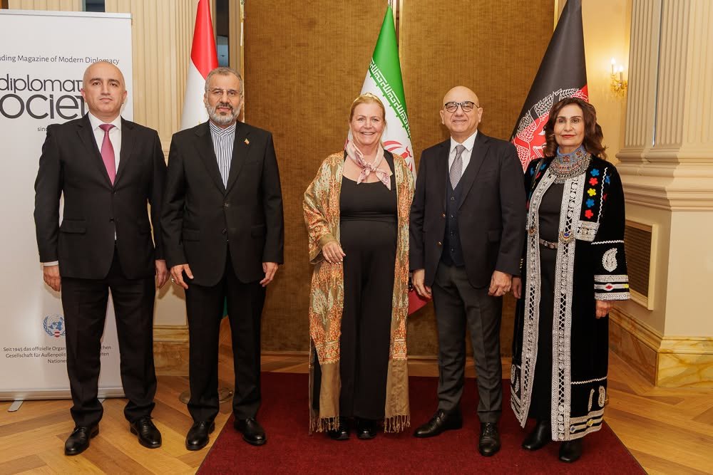 زبانی فراتر از مرزها